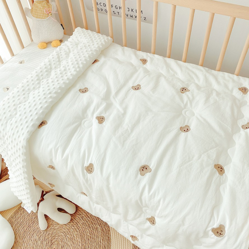 Detská prikrývka s 100% bavlneným poťahom a výplňou zo hodvábnych vlákien, pre deti do 14 rokov, celoročné použitie, spracovanie na mieru