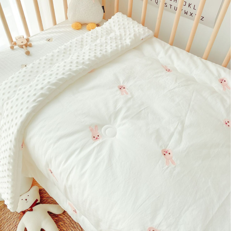 Detská prikrývka s 100% bavlneným poťahom a výplňou zo hodvábnych vlákien, pre deti do 14 rokov, celoročné použitie, spracovanie na mieru