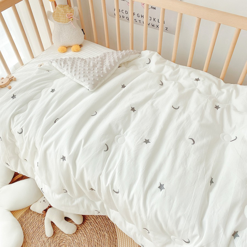 Detská prikrývka s 100% bavlneným poťahom a výplňou zo hodvábnych vlákien, pre deti do 14 rokov, celoročné použitie, spracovanie na mieru