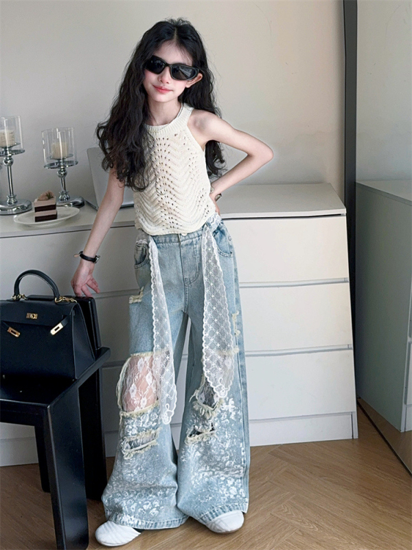 Детски летен двучастен комплект за момичета в корейски стил: безръкавно елече с дантела и изрязани детайли, разкъсани дънки, полиестерова тъкан 30%