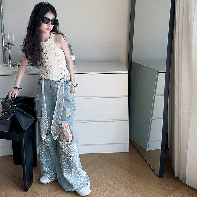 Детски летен двучастен комплект за момичета в корейски стил: безръкавно елече с дантела и изрязани детайли, разкъсани дънки, полиестерова тъкан 30%