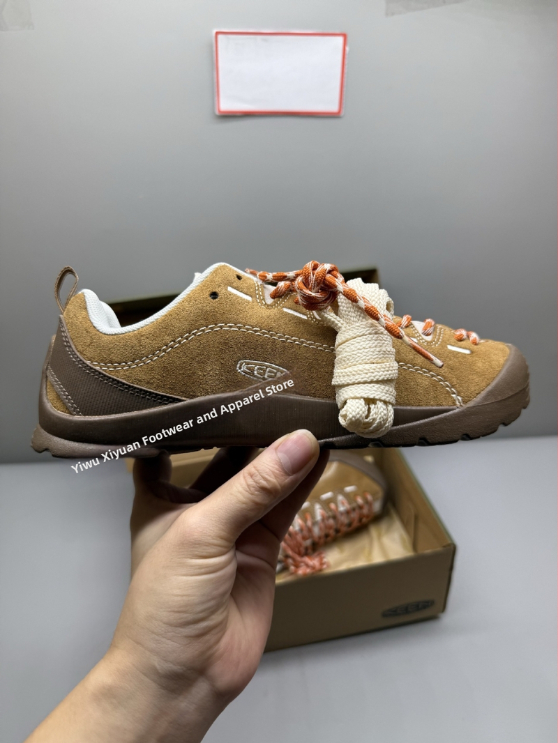 Turistické topánky so semišovým horným dielom, vulkanizovaná gumová podrážka, unisex, nízky profil, ostrá špička