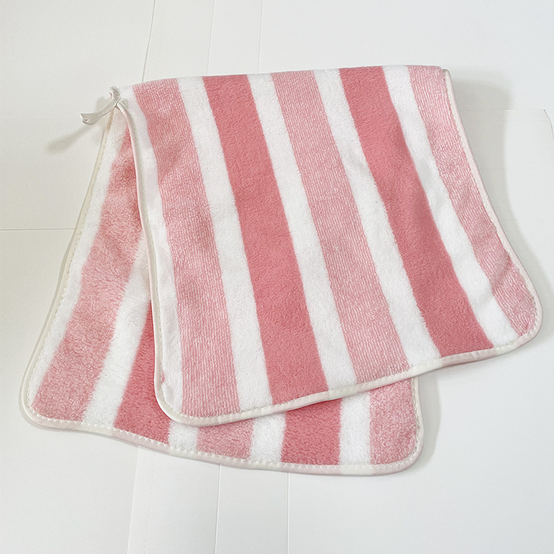 Dječji kupaći ručnik od Coral Fleece materijala, 32s pređa, 200–300 g, završna obrada šavom i velurom, veličina podesiva