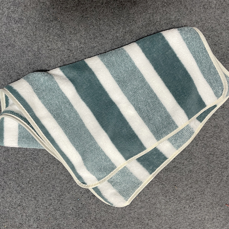 Dječji kupaći ručnik od Coral Fleece materijala, 32s pređa, 200–300 g, završna obrada šavom i velurom, veličina podesiva