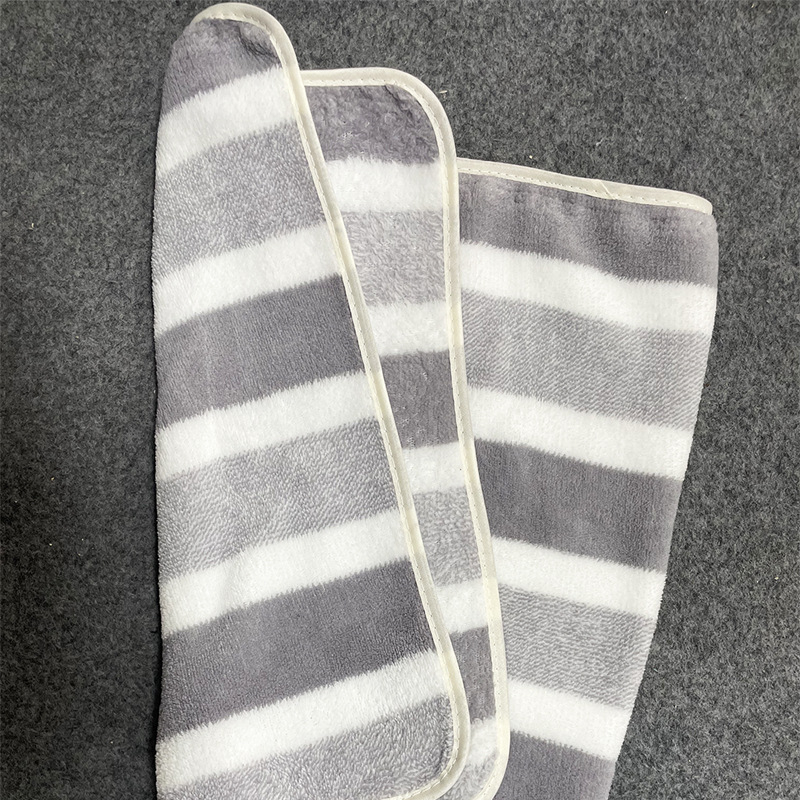 Dječji kupaći ručnik od Coral Fleece materijala, 32s pređa, 200–300 g, završna obrada šavom i velurom, veličina podesiva