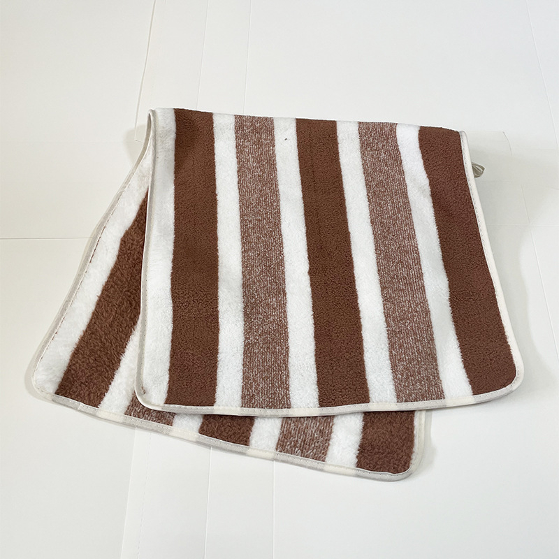 Dječji kupaći ručnik od Coral Fleece materijala, 32s pređa, 200–300 g, završna obrada šavom i velurom, veličina podesiva