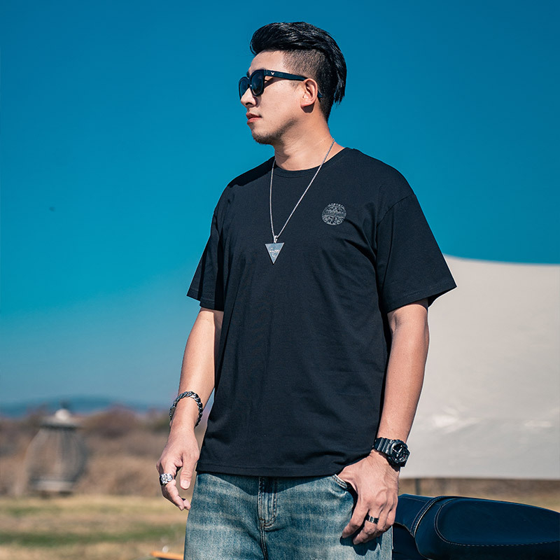 Muški T-shirt od pamuka slobodnog kroja, štampa logotipa, okrugli izrez, kratki rukavi.