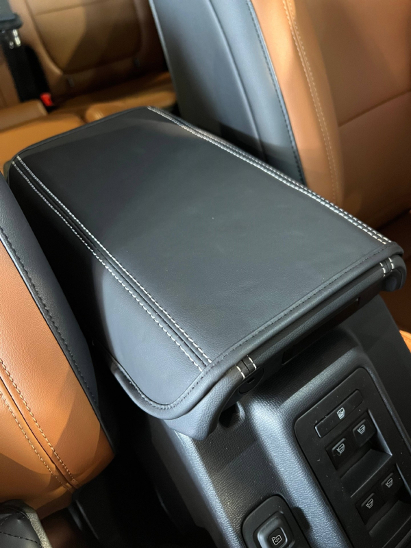 Ivinsi kožna navlaka za pretinac naslona ruke za Ford Mustang – središnji podizni jastučić