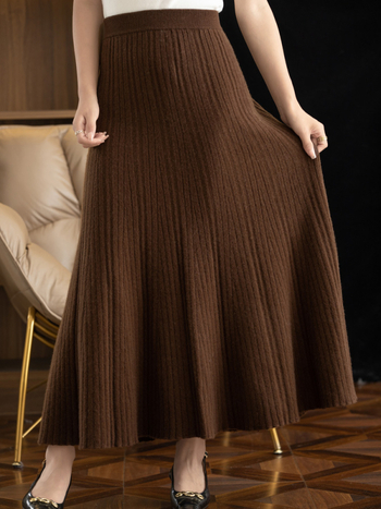 Gyapjúból készült magas derekú kötött pliszírozott esernyőszoknya hasítékkal, geometriai mintázat, hosszú fazon, mikroelasztikus.