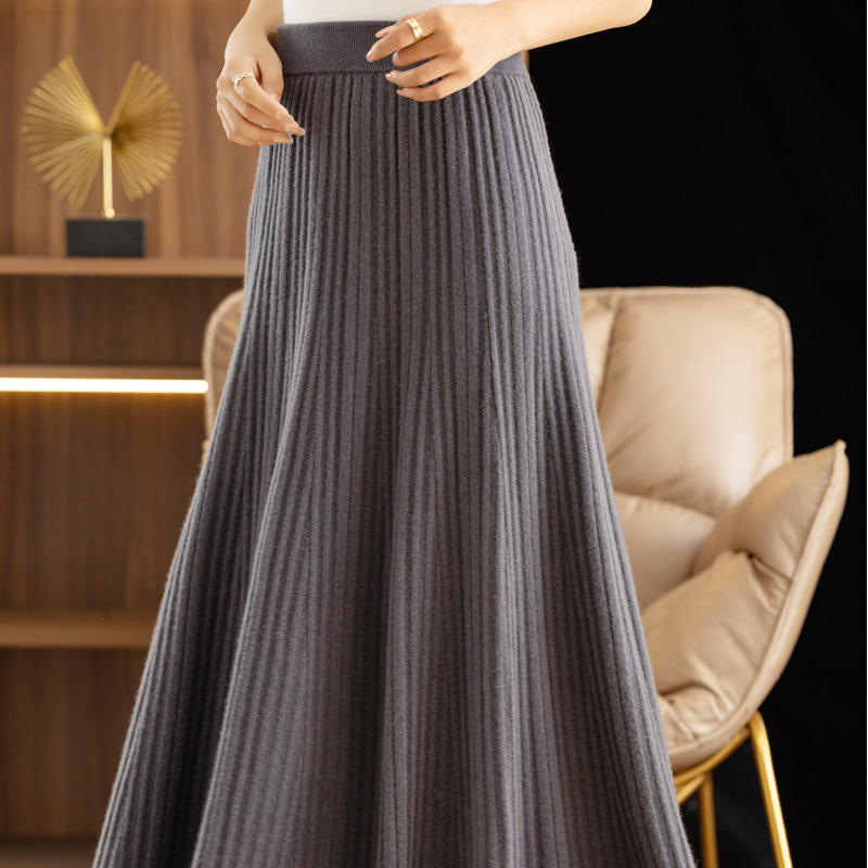 Gyapjúból készült magas derekú kötött pliszírozott esernyőszoknya hasítékkal, geometriai mintázat, hosszú fazon, mikroelasztikus.