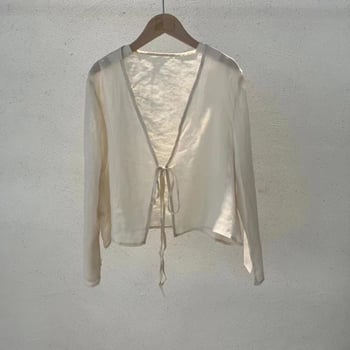 Női ramie-konop keverékű ing kínai stílusban, hosszú ujjak, V-nyakú, kötős záródás, rövid hosszúság