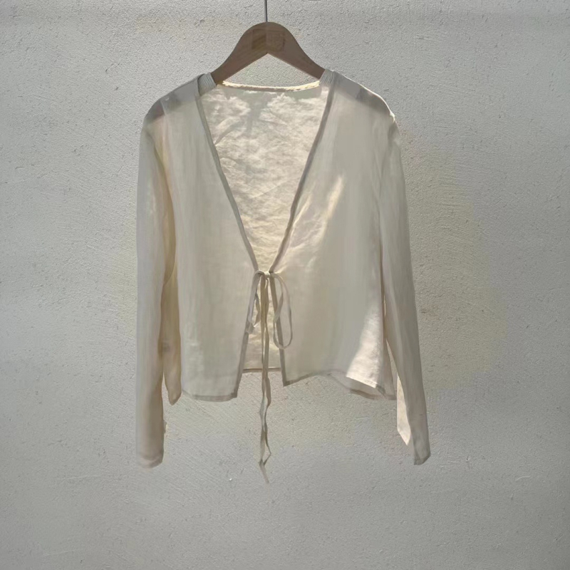 Női ramie-konop keverékű ing kínai stílusban, hosszú ujjak, V-nyakú, kötős záródás, rövid hosszúság