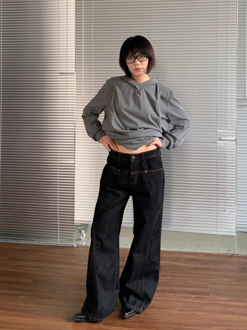 Traperice od denima s ravnim krojem, visokim strukom, srednja debljina, 50–70% pamuka, casual stil