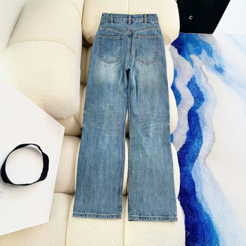 Női farmer nadrág denim anyagból, Arc de Triomphe motívummal, egyenes szabású, magas derék, fém lánc részlet, tie-dye mintázat