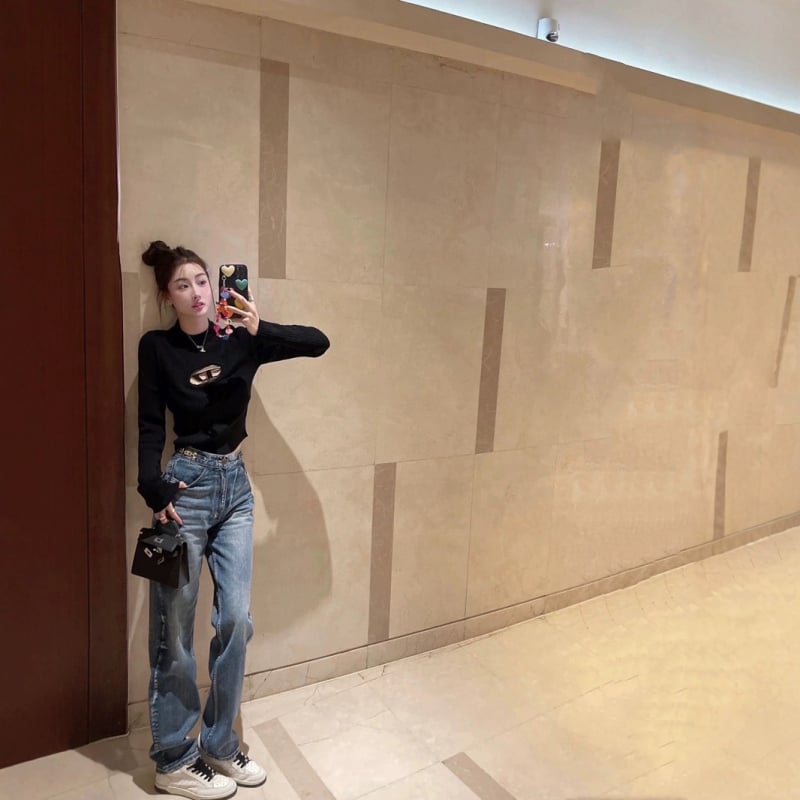 Női farmer nadrág denim anyagból, Arc de Triomphe motívummal, egyenes szabású, magas derék, fém lánc részlet, tie-dye mintázat