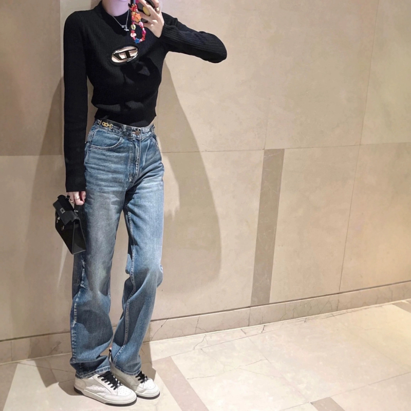 Női farmer nadrág denim anyagból, Arc de Triomphe motívummal, egyenes szabású, magas derék, fém lánc részlet, tie-dye mintázat