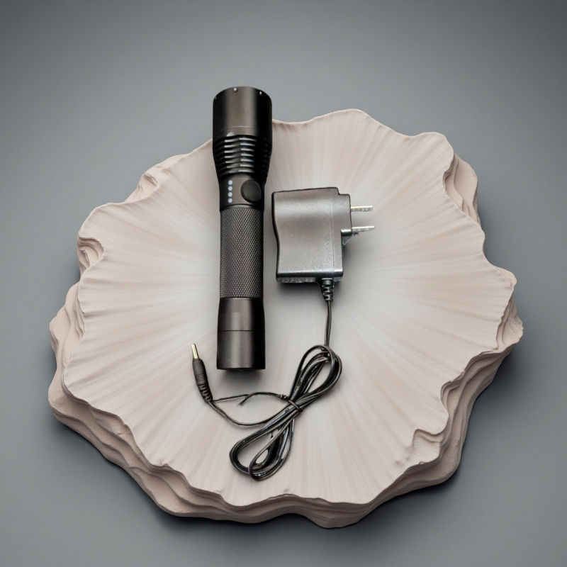 JW7632 kézben tartható zseblámpa teleszkópos fókusz, Cree LED, vezeték nélküli töltés, 18650-ös akkumulátor, IP66, 200 m hatótávolság