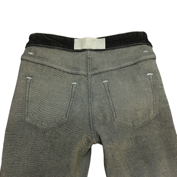 Traperice s visokim strukom, ravni kroj, elastični denim; glavni materijal: vlakna vinil klorid 71–80% + pamuk 10–29%; podstava pamuk 10–29%.