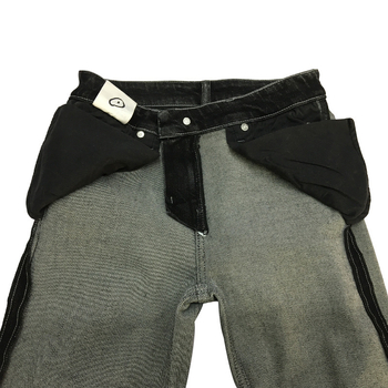 Traperice s visokim strukom, ravni kroj, elastični denim; glavni materijal: vlakna vinil klorid 71–80% + pamuk 10–29%; podstava pamuk 10–29%.
