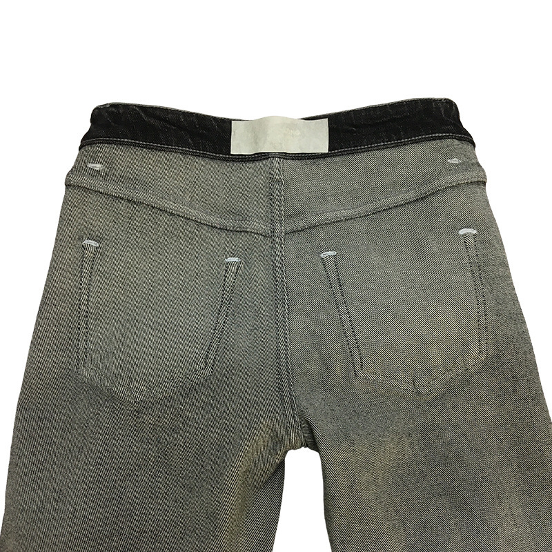 Traperice s visokim strukom, ravni kroj, elastični denim; glavni materijal: vlakna vinil klorid 71–80% + pamuk 10–29%; podstava pamuk 10–29%.