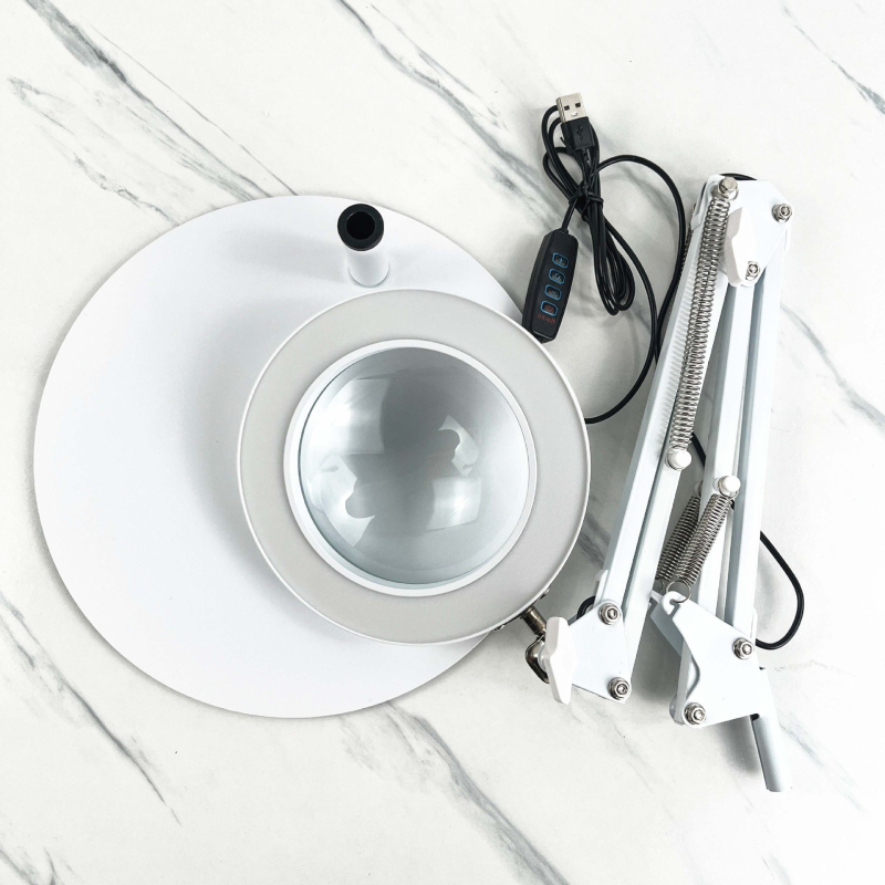 Stolna lampa s povećalom, dugim savitljivim ramom, metalnim sjenilom — CRI ≥90; USB napajanje; Napon ≤36V; CE certifikat