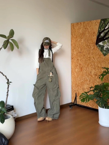 Jeanși din denim, talie înaltă, croială dreaptă, cu buzunare cargo multiple și material ușor