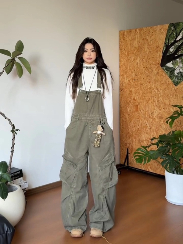 Jeanși din denim, talie înaltă, croială dreaptă, cu buzunare cargo multiple și material ușor