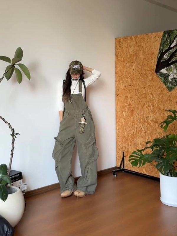 Jeanși din denim, talie înaltă, croială dreaptă, cu buzunare cargo multiple și material ușor