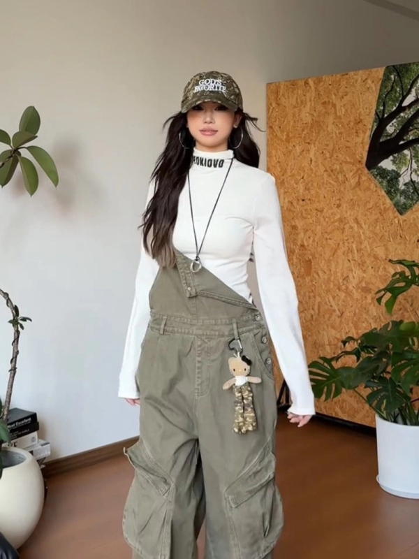 Jeanși din denim, talie înaltă, croială dreaptă, cu buzunare cargo multiple și material ușor