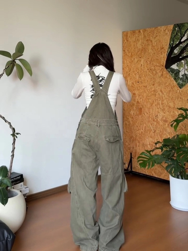 Jeanși din denim, talie înaltă, croială dreaptă, cu buzunare cargo multiple și material ușor