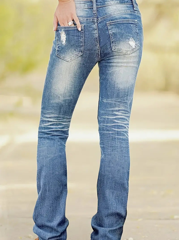 Traperice od denima, bootcut zapadnjačkog stila, nizak struk, blago proširene, pamuk 50–70%, poliester ispod 30%