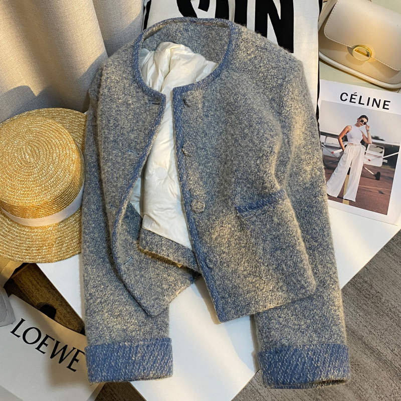 Puhasti kaput s poliester tkaninom, standardna duljina, okrugli ovratnik, gumbi u jednom redu, elegantan gradski stil