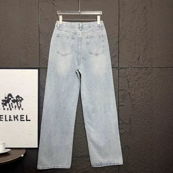 Džinsi: srednja visina struka, straight kroj, pamučni denim, srednje debljine, blaga elastičnost (90–95% pamuk; 30–50% drugi materijal)