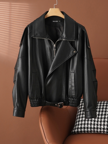 Ženska kožna jakna od prave ovčje kože, okrugli ovratnik, dugi rukavi, ravne krojenje (jesen 2025)