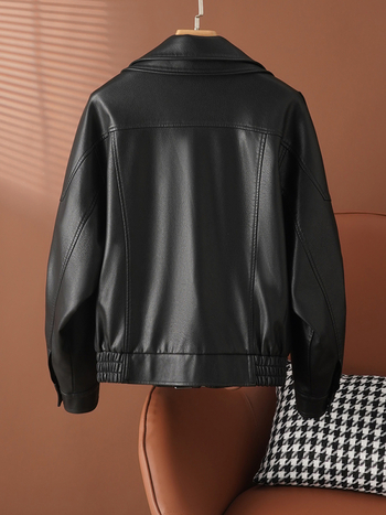Ženska kožna jakna od prave ovčje kože, okrugli ovratnik, dugi rukavi, ravne krojenje (jesen 2025)