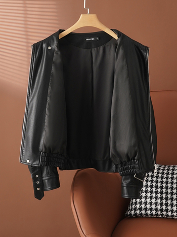 Ženska kožna jakna od prave ovčje kože, okrugli ovratnik, dugi rukavi, ravne krojenje (jesen 2025)