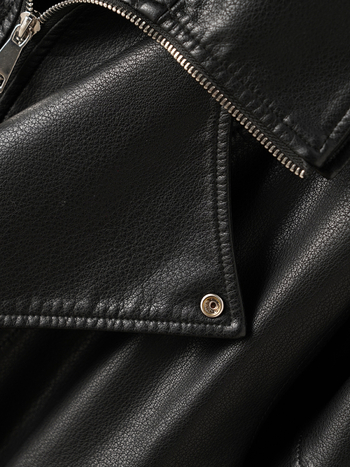 Ženska kožna jakna od prave ovčje kože, okrugli ovratnik, dugi rukavi, ravne krojenje (jesen 2025)