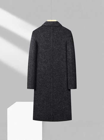 Vuneni kaput, dvostruko kopčanje, uski kroj, veliki rever, bočne džepove