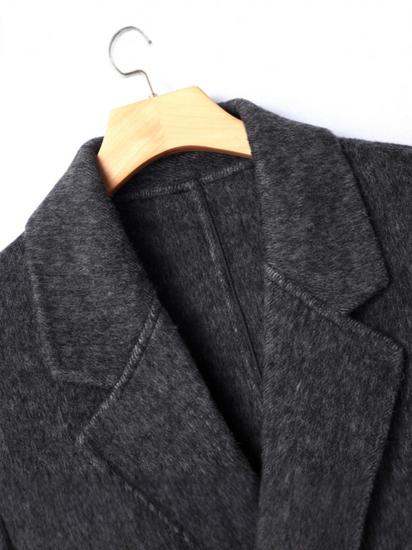 Vuneni kaput, dvostruko kopčanje, uski kroj, veliki rever, bočne džepove