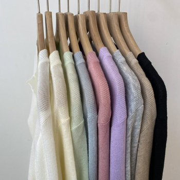 Pleteni kardigan sV-izrezom, akril/nylon smjesa, kratka duljina (40–50 cm), dugi rukavi, gumbi u jednom redu