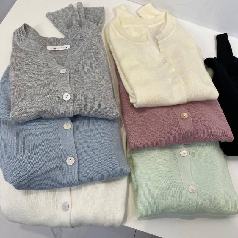 Pleteni kardigan sV-izrezom, akril/nylon smjesa, kratka duljina (40–50 cm), dugi rukavi, gumbi u jednom redu