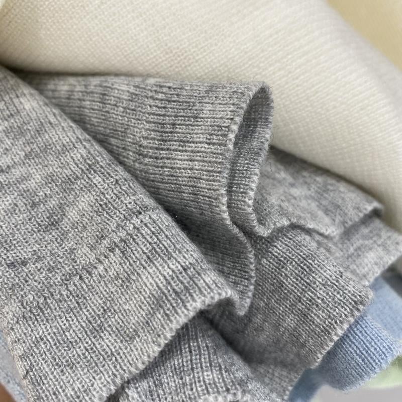 Pleteni kardigan sV-izrezom, akril/nylon smjesa, kratka duljina (40–50 cm), dugi rukavi, gumbi u jednom redu