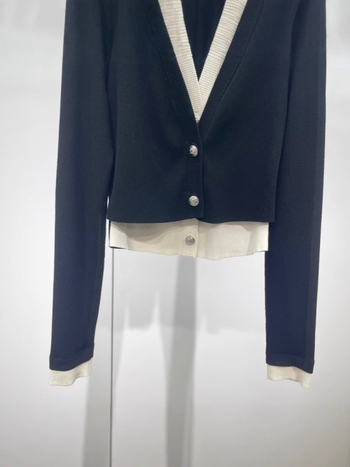 Lažni dvodijelni pleteni kardigan, dugi rukavi, V-izrez, uzorak boja, slim fit