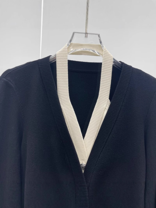 Lažni dvodijelni pleteni kardigan, dugi rukavi, V-izrez, uzorak boja, slim fit