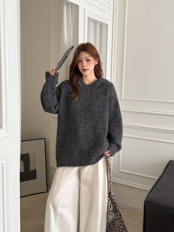 Džemper s kapuljačom, opuštenog kroja, pleteni od alpaka vunе i spandeksa, jednofarban, dugi rukavi