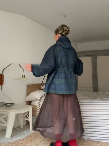Ženska jakna s kapuljom, prugast uzorak, poliester, dugi rukavi, zatvarač