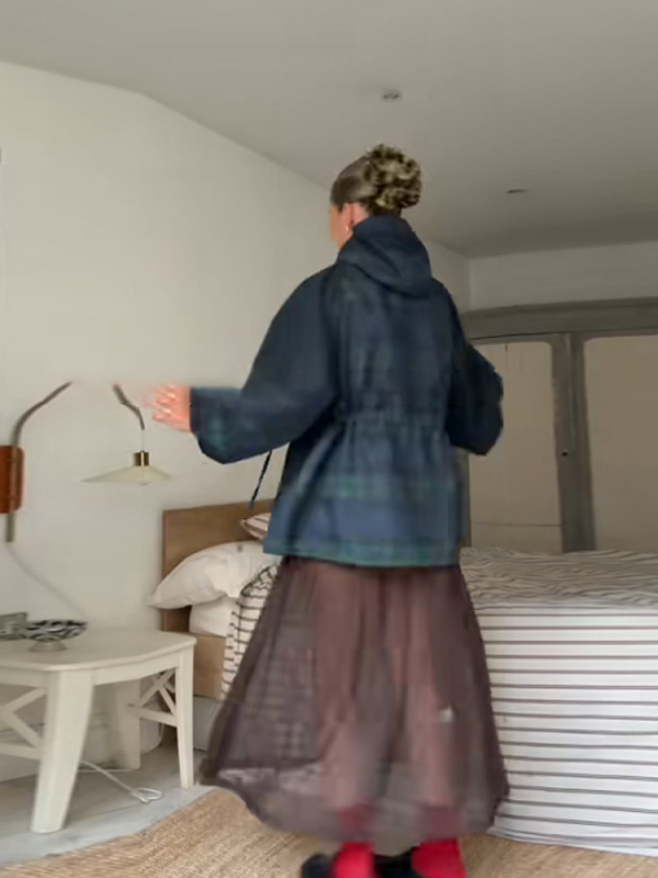 Ženska jakna s kapuljom, prugast uzorak, poliester, dugi rukavi, zatvarač