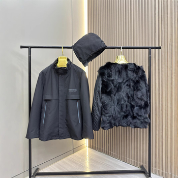 Ανδρικό κοντό γούνινο μπουφάν με αποσπώμενη επένδυση από γούνα αλεπούς — Slim fit, κουκούλα, φερμουάρ, χειμώνας