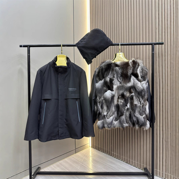 Ανδρικό κοντό γούνινο μπουφάν με αποσπώμενη επένδυση από γούνα αλεπούς — Slim fit, κουκούλα, φερμουάρ, χειμώνας