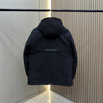 Ανδρικό κοντό γούνινο μπουφάν με αποσπώμενη επένδυση από γούνα αλεπούς — Slim fit, κουκούλα, φερμουάρ, χειμώνας